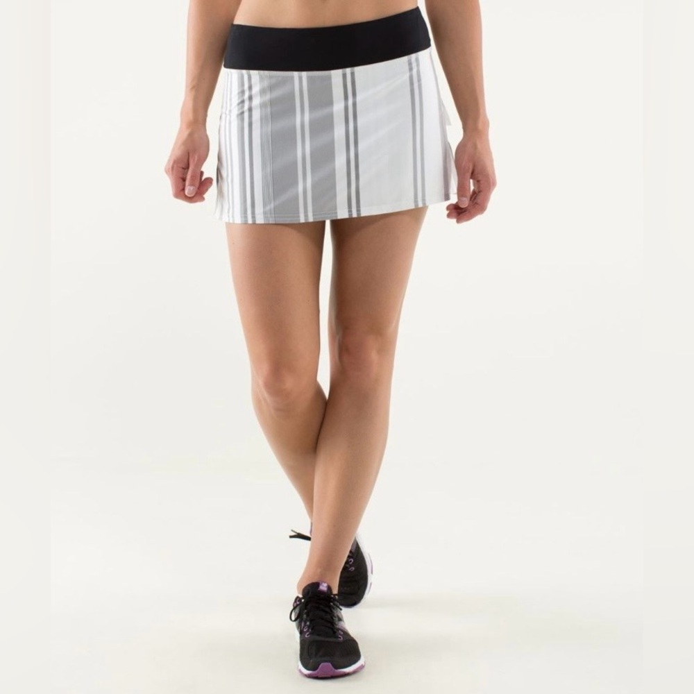 LULULEMON Run: Pace Setter Skirt in Groovy Stripe Nimbus black white grey sz 4 - Picture 2 of 16
